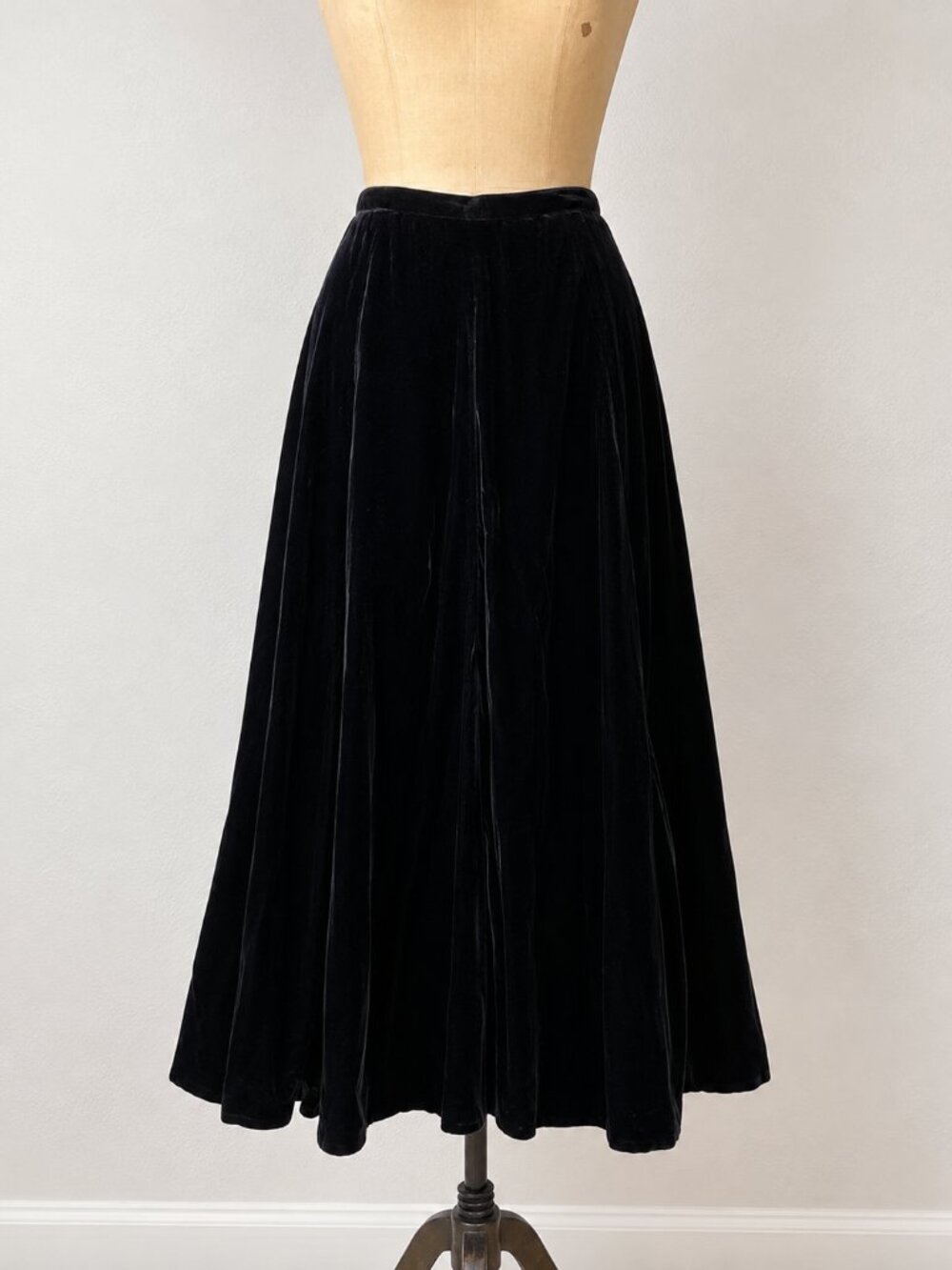❤︎ Rare Vintage 1940s Lilli Ann Black Velvet Siren Suit ❤︎ - Picture 3 of 6
